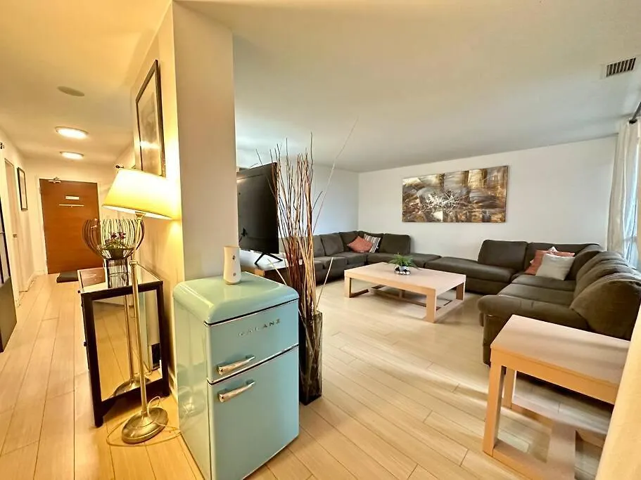Apartment Corner Suite Courtyard View 4 Real Beds Toronto Canada