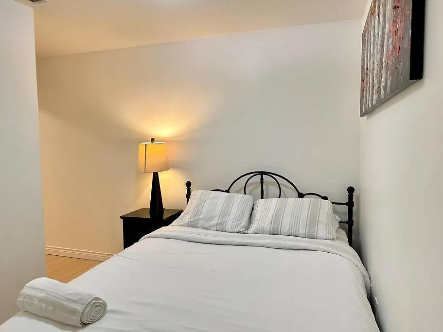 Corner Suite Courtyard View 4 Real Beds Toronto