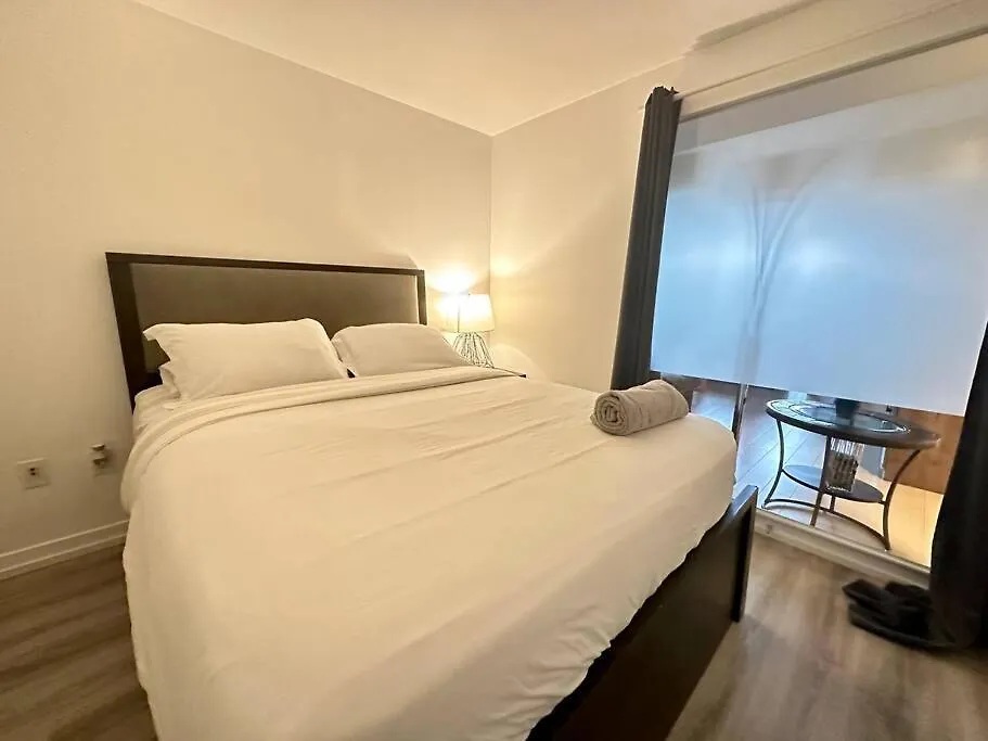 Apartment Corner Suite Courtyard View 4 Real Beds Toronto Canada